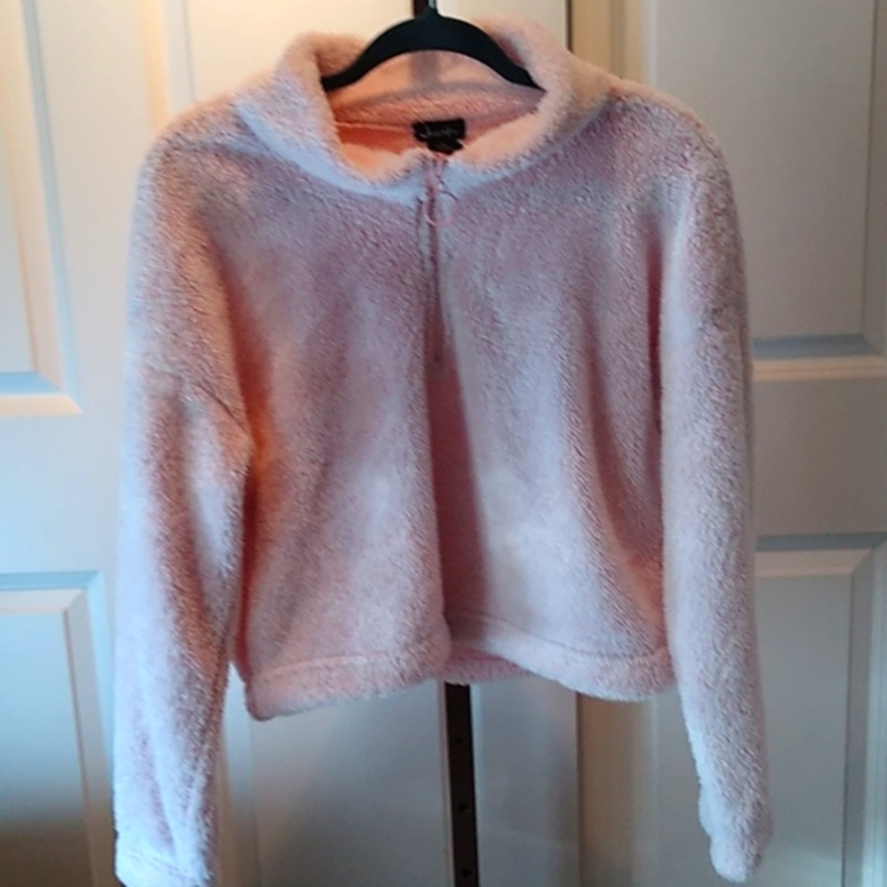 🥂 Justify, women's pullover sweater that is warm and fuzzy, size medium.